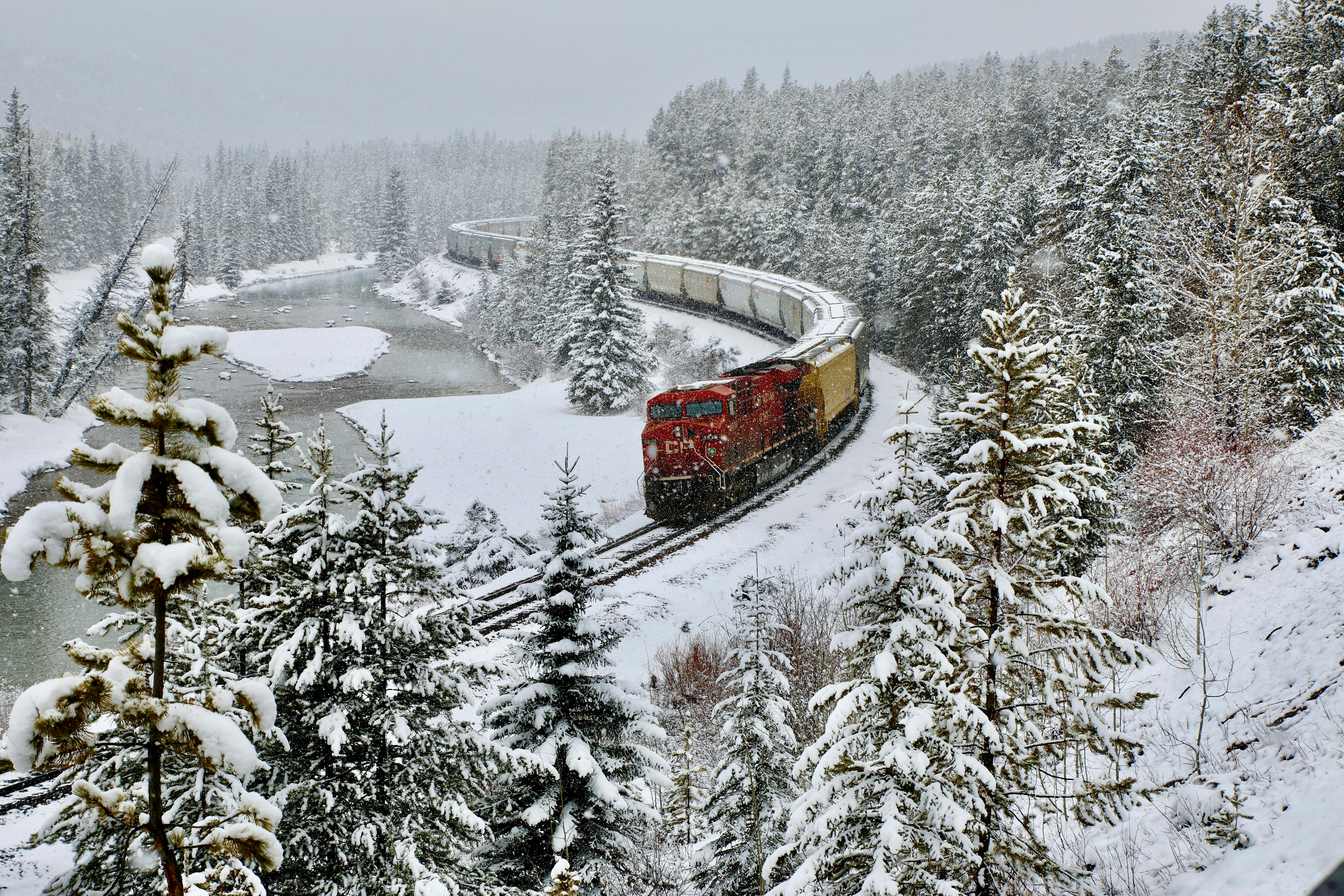 Trem atravessando uma paisagem nevada no Canadá